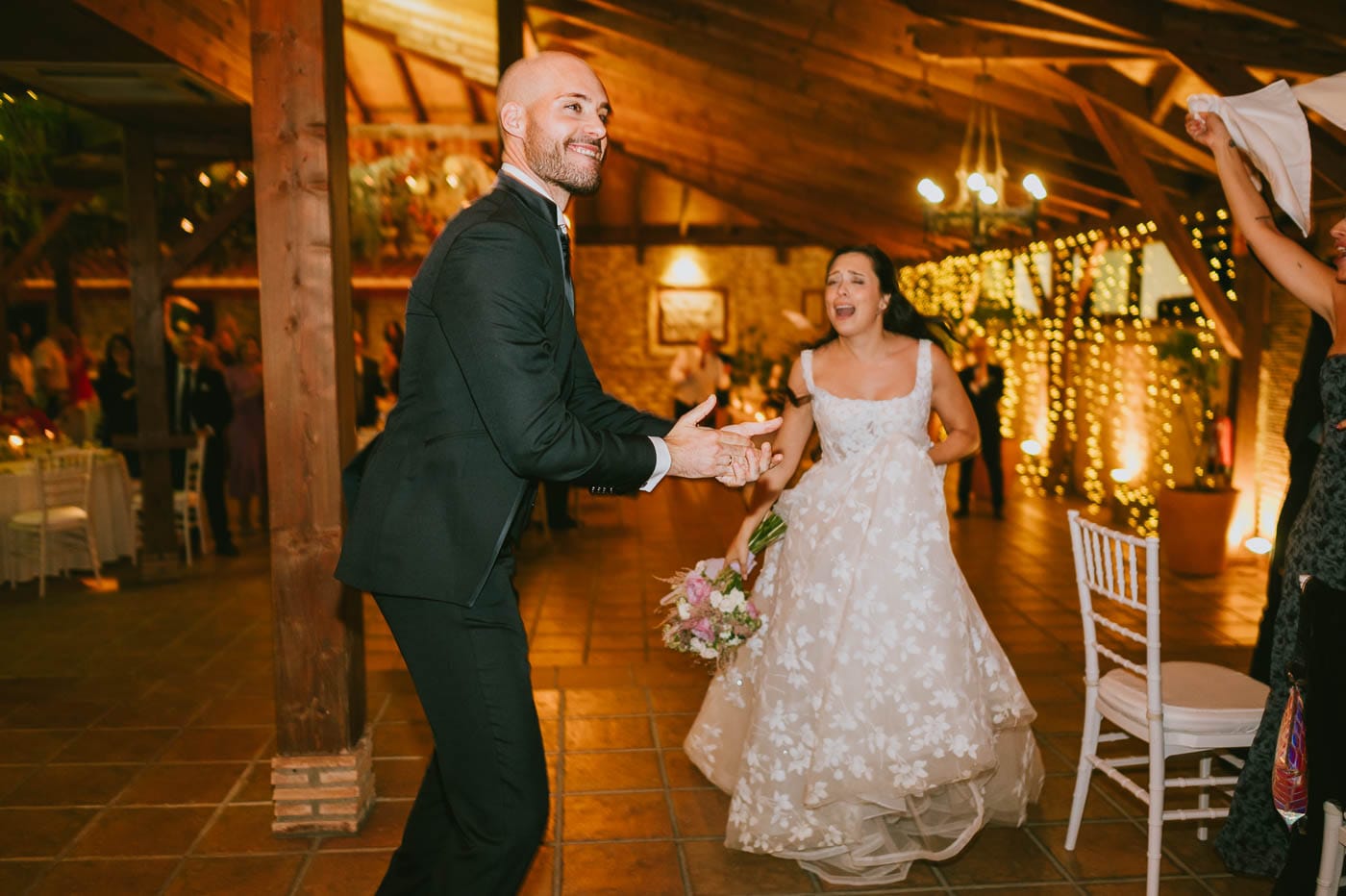 El novio muy feliz en su boda en el Mayerling