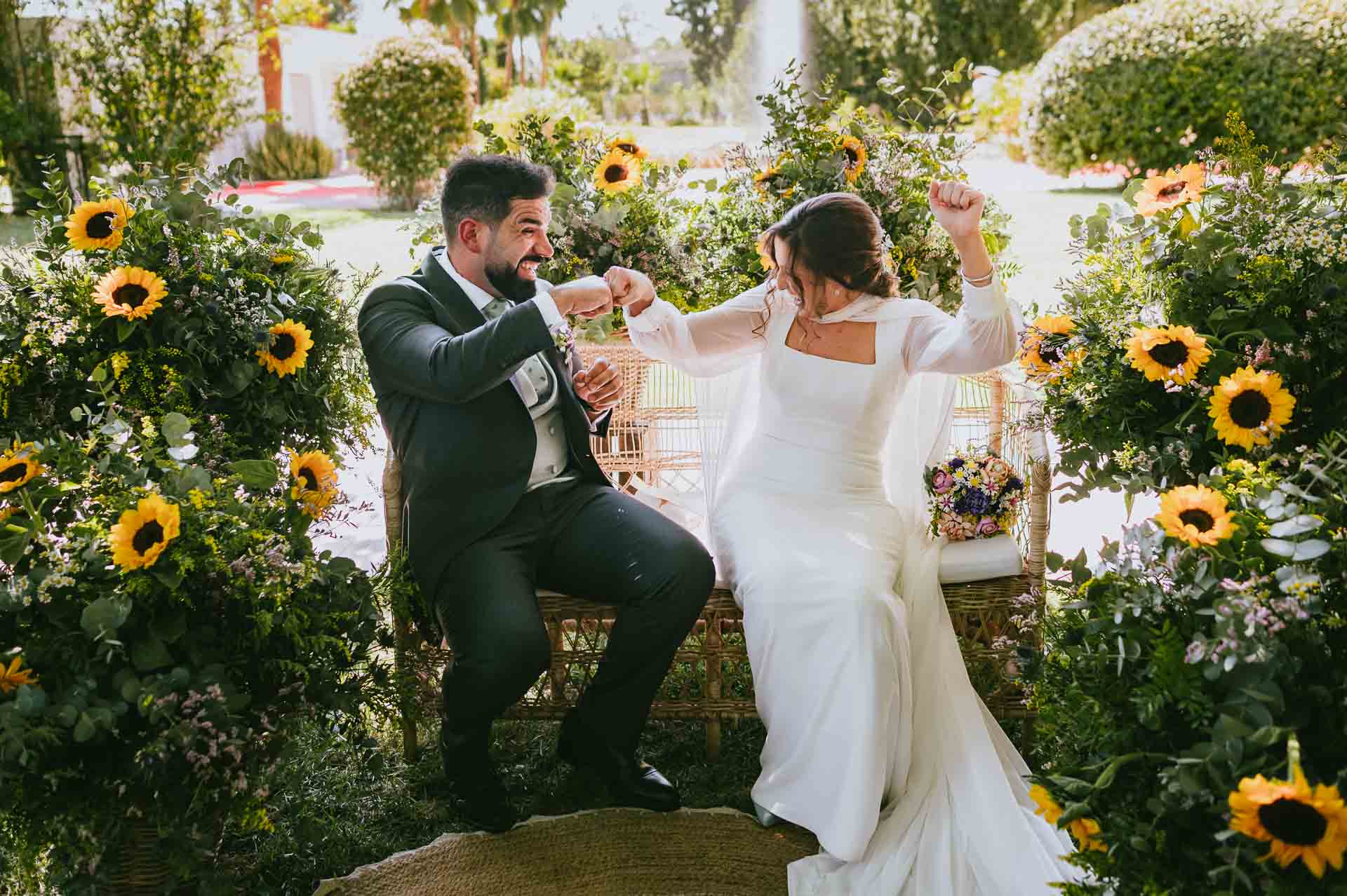 Beso de los novios con cañones de humo de colores, boda en La Hípica Granada